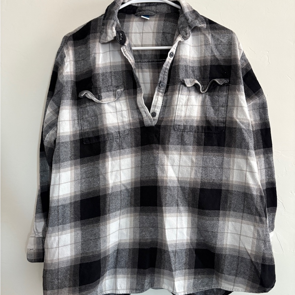 Black/White Plaid Maternity Long Sleeve Top